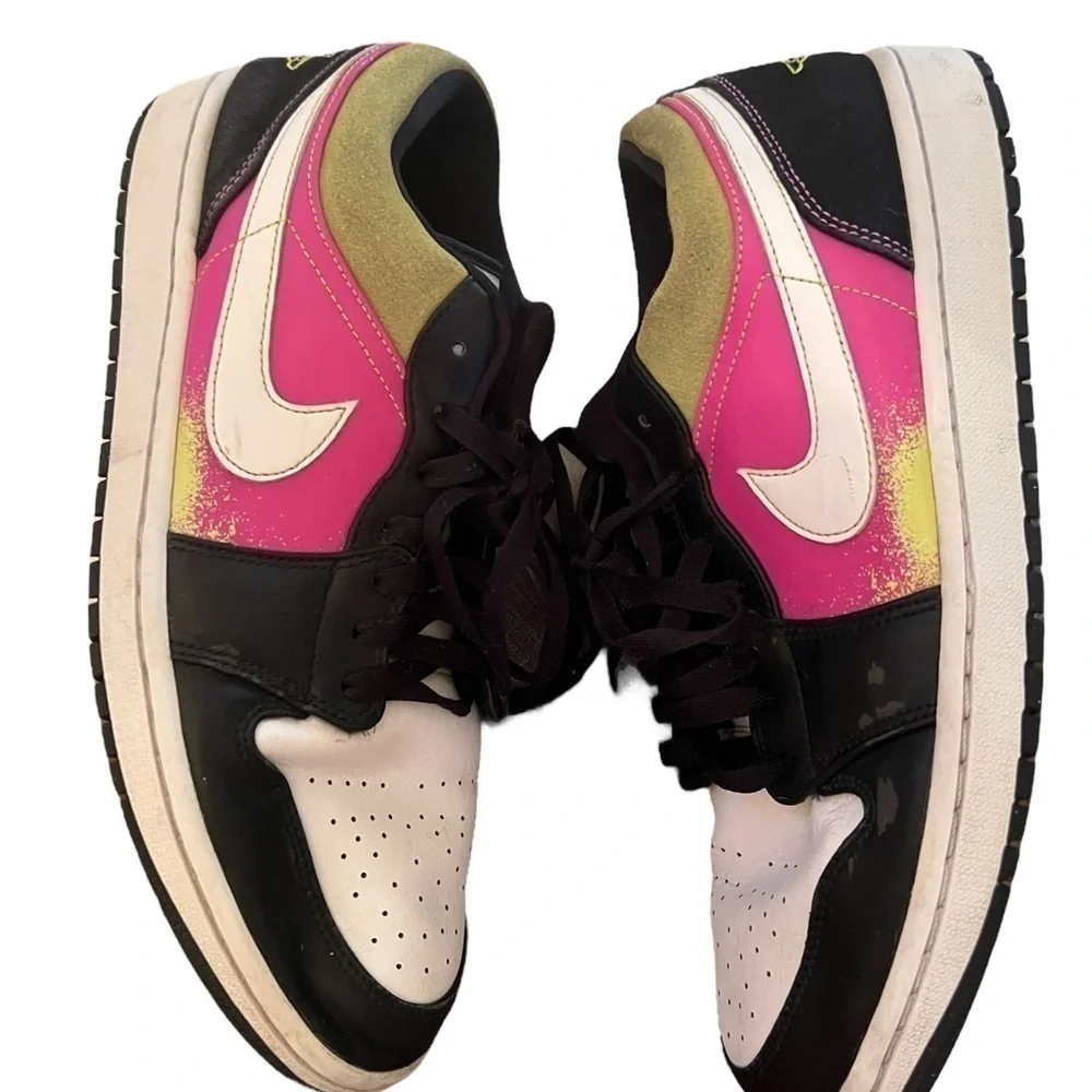 ▶️ Air jordan ◀️ 1 low black active fuchsia spray paint. Size 11